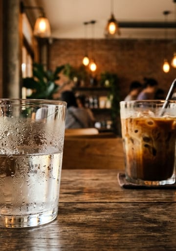 คอแห้งในร้านกาแฟ