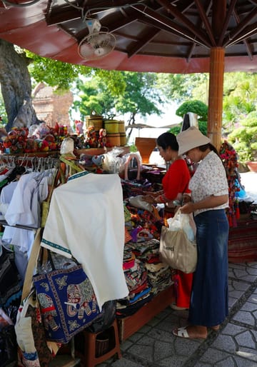 ตลาดจตุจักรหรือตลาดแถวบ้าน?